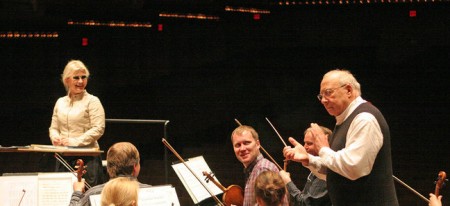 Neeme Järvi maandab enne vastutusrikast New Yorgi kontserti orkestrantide närvipinget. Tema tegutsemist jälgib ka orkestri direktor Kadri Tali. Foto: Madli-Liis Parts